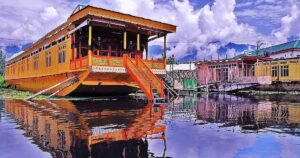 Houseboat-Dal-Lake-srinagar-Kashmir